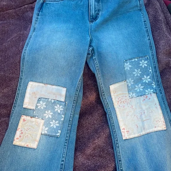 These are the billabong x wrangler true blue jeans, they are size 29. - Picture 2 of 4